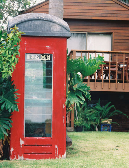 elanora-heights-gardens-telephone-box