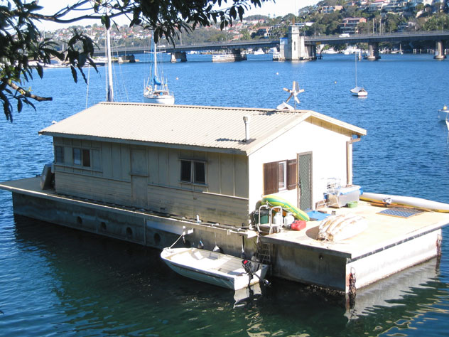 clontarf-house-boat-xh.jpg