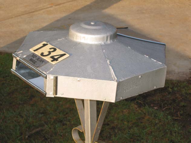 south-wentworthville-flying-saucer-mailbox-2-um.jpg